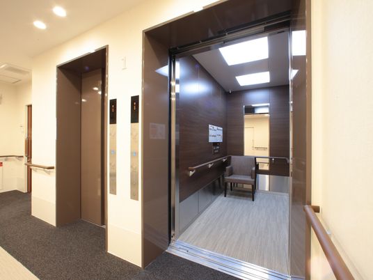 自動ドアのあるエレベーター前