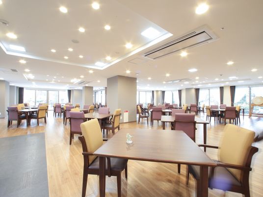 広々とした明るい食堂