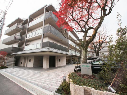 モダンな建物のエントランス