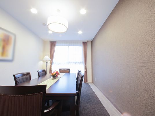 清潔なダイニングテーブル