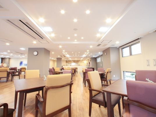 広々とした明るい食堂