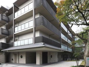 モダンな建物のエントランス
