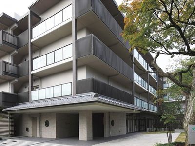 モダンな建物のエントランス