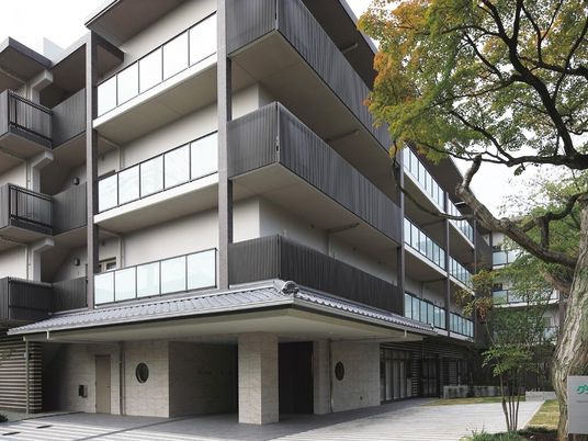 モダンな建物のエントランス