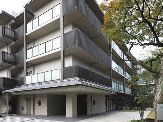 モダンな建物のエントランス