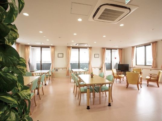 明るい食堂の空間
