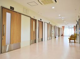 清潔感のある施設の廊下