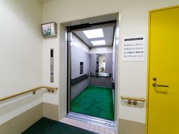 明るいエレベーターホール