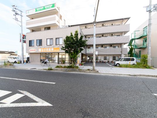 白く清潔感のある建物外観