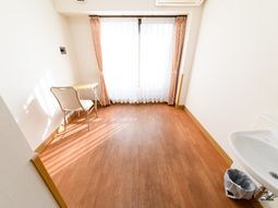 明るい居室の一角