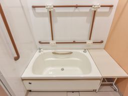 手すり付き安全な浴室