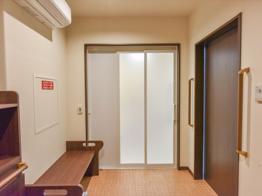 居室の入口と廊下