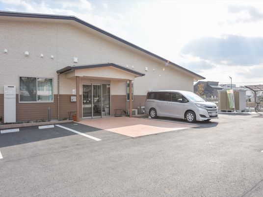 清潔な施設のエントランス