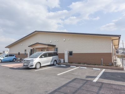 広々とした駐車場の建物