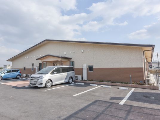 広々とした駐車場の建物