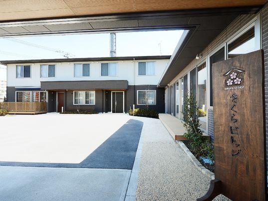 明るい中庭の外観