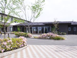 明るい庭付き施設外観