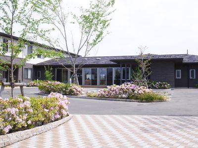明るい庭付き施設外観