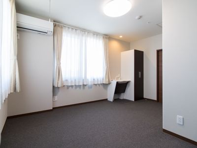 広々とした明るい居室