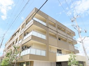 ベージュ色の外観