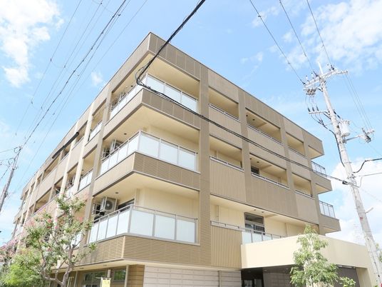 ベージュ色の外観