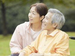 スタッフと利用者の笑顔