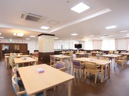 広々とした明るい食堂