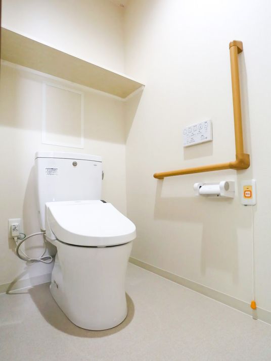 バリアフリー設計のトイレ