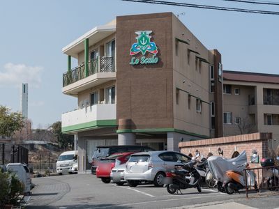 明るい外観の建物