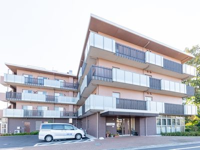 多階層のモダンな建物