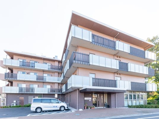 多階層のモダンな建物