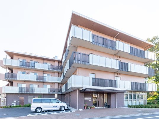 多階層のモダンな建物
