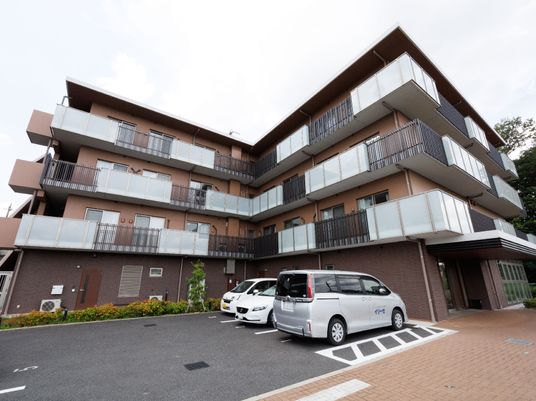 多階層の建物の外観