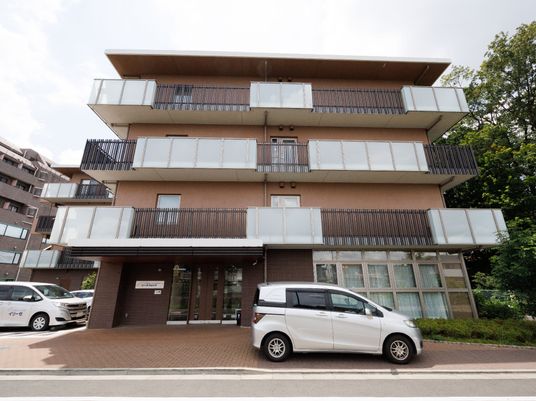 多階層の建物の外観