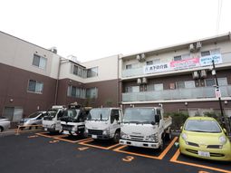 建物外観と駐車場