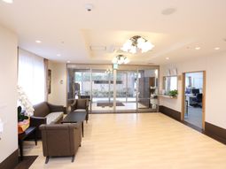 広々とした明るいロビー