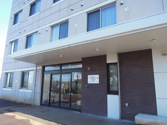 清潔感のある建物のエントランス