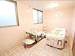 ピンクタイルの浴室