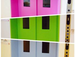 カラフルなエレベーター扉