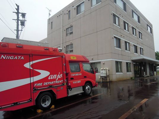 施設外観と消防車  