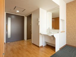 入口と洗面台のある部屋