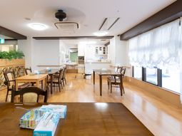 明るく清潔な食堂空間