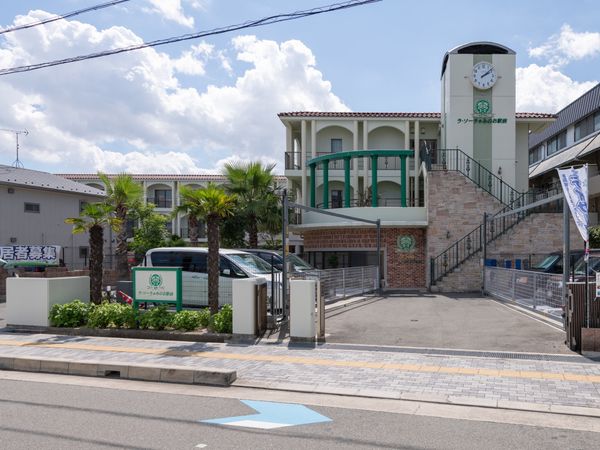 白と緑の建物、時計塔付き
