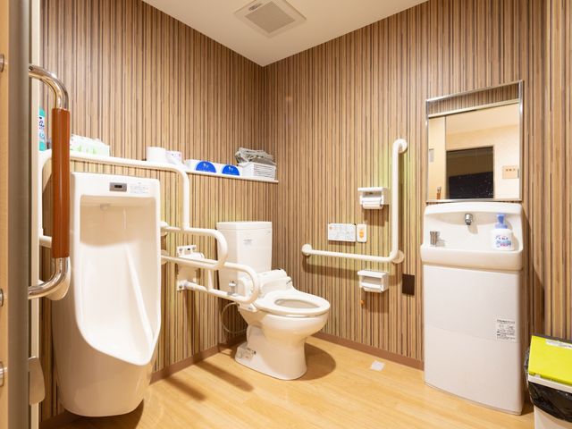バリアフリー設計のトイレ トイレ 手すり付きで安全に配慮された清潔なトイレです。使い勝手を考えた設備で、快適な環境を提供しています。