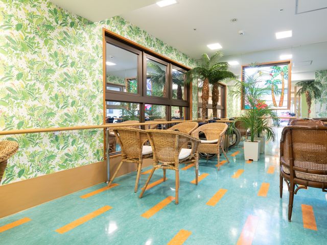 緑豊かな共有スペース 共有スペース 温かみのある家具に囲まれた開放的なラウンジです。ご自身の時間を静かに過ごす空間がここにあります。