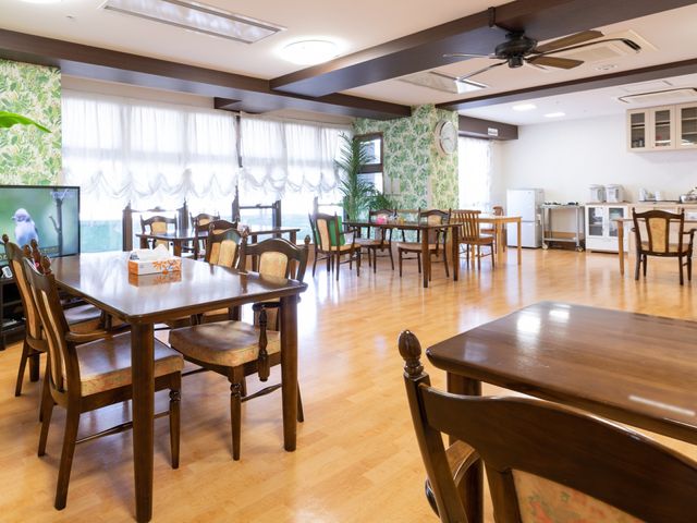 温もりのあるダイニングルーム 食堂 広々としたダイニングルームで、ゆったりと食事や会話を楽しめる空間です。木製の家具が心地よい雰囲気を演出しています。