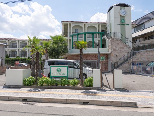 南国風の外観の建物 外観 南国の植物が彩るエントランスがあり、明るく開放的な雰囲気を感じさせます。快適な環境でのご就業に適した場所です。