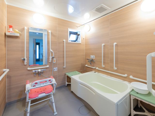 バリアフリーな浴室設備 浴室 手すり完備のゆったりとした浴室です。安全に配慮した作りで、入浴時のサポートも充実しています。