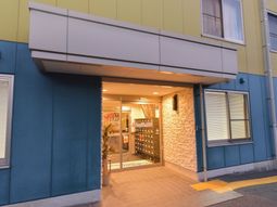 青と黄色の建物の入口