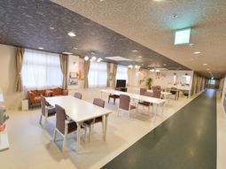 広い休憩所の明るい光景